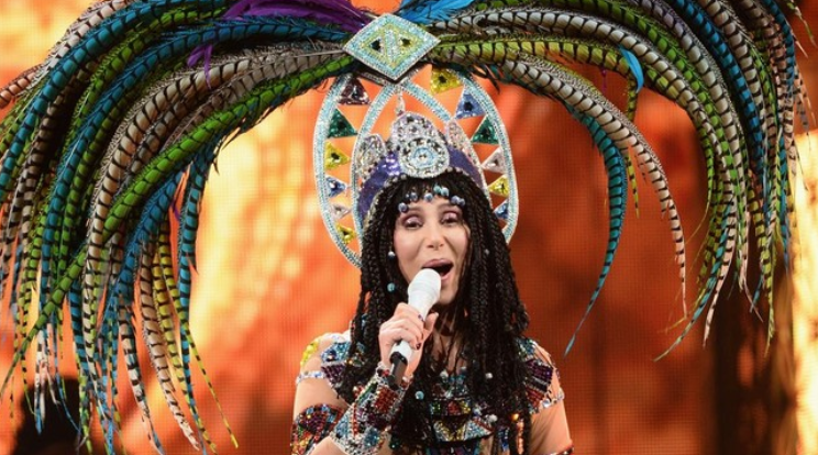 Cher dalam Proses Negosiasi Tampil di Glastonbury 2025